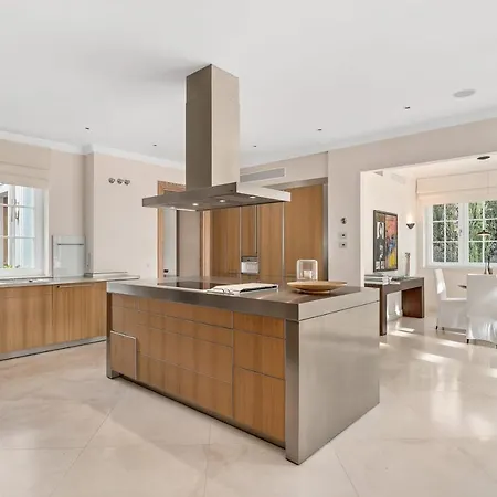 About Granados Villa Marbella